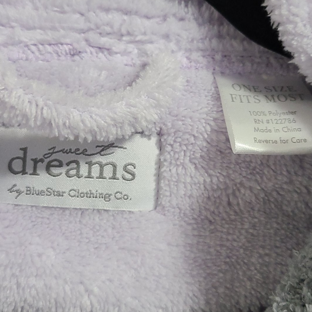 New! Plush Bath Robe & Fuzzy Socks - Picture 9 of 9